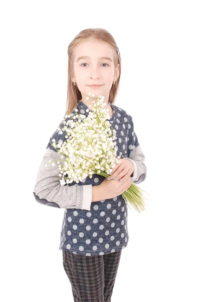 Retrato de una linda niña feliz sostiene una flor de un lirio del valle . — Foto de Stock