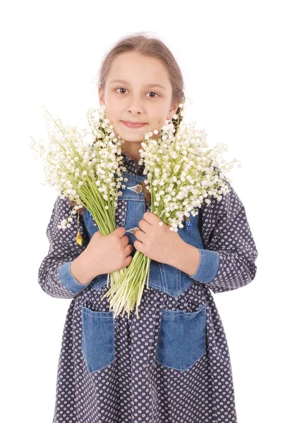 Портрет счастливой красивой девушки держит цветок лилии долины . — стоковое фото