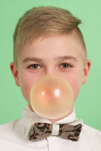 Jongen een bubblegum zeepbel blazen — Stockfoto