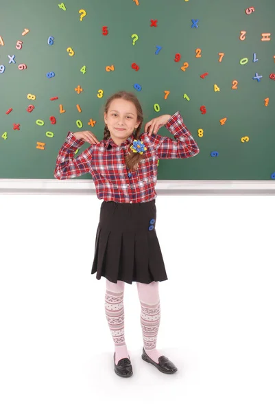 Девушка стоит перед школьным советом — стоковое фото