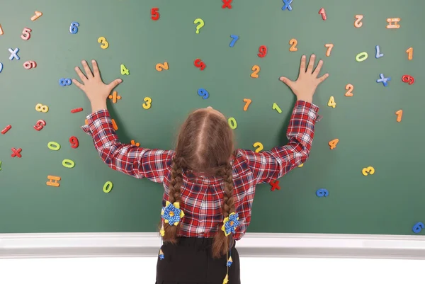 Kız okul yönetim kurulu önünde duruyor