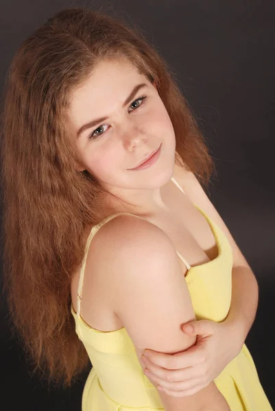 Jong meisje in gele jurk — Stockfoto