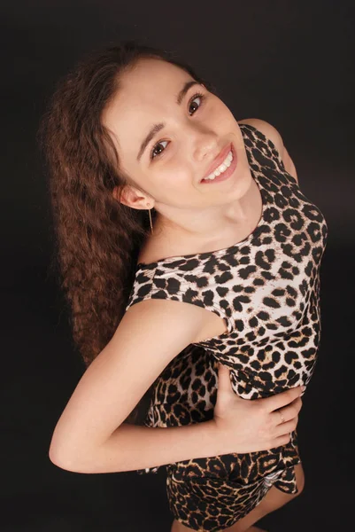 Uzun dalgalı saçlı güzel kız..