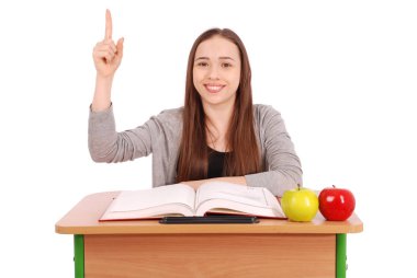 Genç liseli kız el yükselterek soru sormak