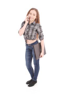 Öğrenci genç kız yan laptop ve smartphone ile katta ayakta