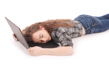 Genç kız üstünde laptop uyur