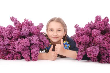 Çekici kız elinde Lila ile beyaz yerde yatarken