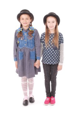 Portre iki küçük kız gülümseyerek