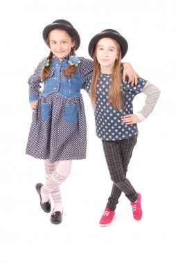 Portre iki küçük kız gülümseyerek