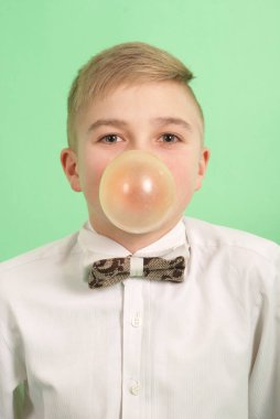 Bubblegum bir balon üfleme çocuk
