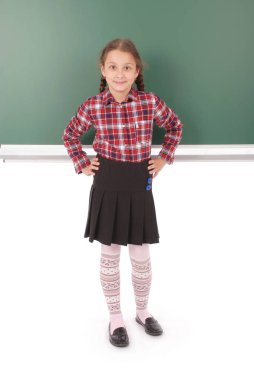 Kız okul yönetim kurulu önünde duruyor