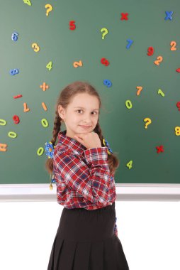 Kız okul yönetim kurulu önünde duruyor