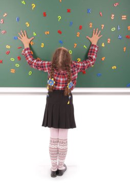 Kız okul yönetim kurulu önünde duruyor