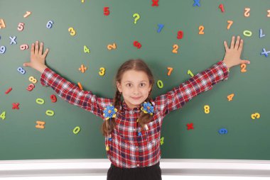 Kız okul yönetim kurulu önünde duruyor