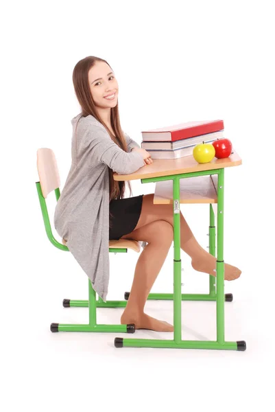 Schulmädchen sitzt am Schreibtisch — Stockfoto