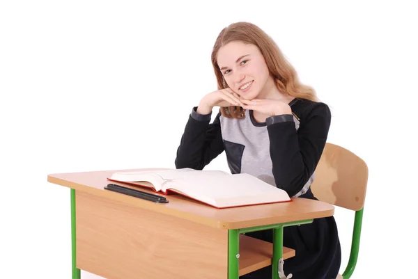 Schulmädchen sitzt am Schreibtisch — Stockfoto