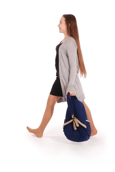 Портрет девочки-подростка со школьным рюкзаком — стоковое фото