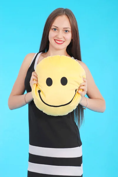 Jovem alegre está segurando um travesseiro rosto sorridente — Fotografia de Stock