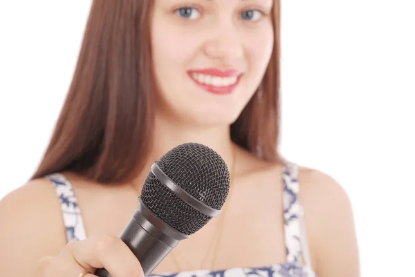 Glückliche junge schöne Mädchen singen mit Mikrofon — Stockfoto