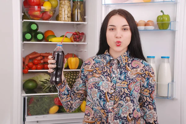 Genç kız holding cola