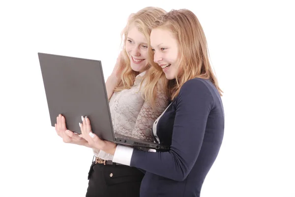 Chicas emocionadas viendo vídeos en el ordenador portátil —  Fotos de Stock