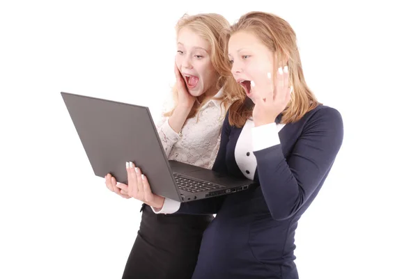 Dos chicas impactadas usando laptop — Foto de Stock