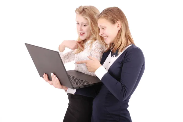 Dos chicas impactadas usando laptop — Foto de Stock