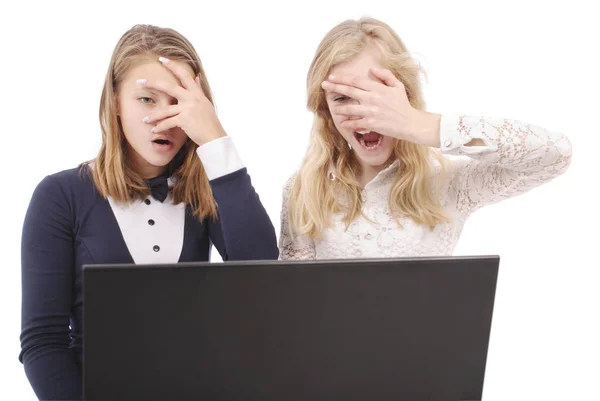 Dos chicas impactadas usando laptop —  Fotos de Stock