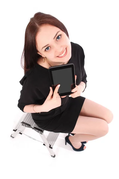 Heureuse adolescente étudiante assise sur l'échelle et montrant un t — Photo