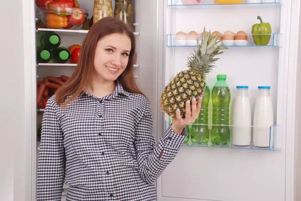 Menina bonita perto da geladeira com comida saudável . — Fotografia de Stock