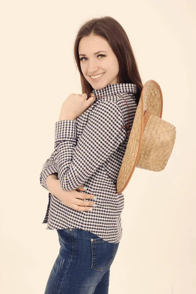 Mujer joven y bonita con un gran sombrero de sol de paja floja — Foto de Stock