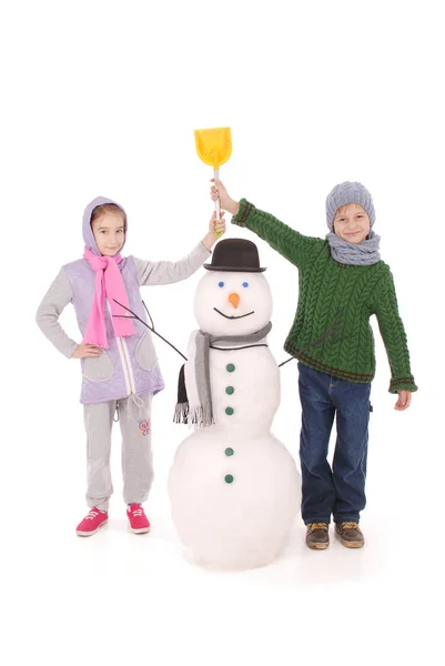 귀여운 소년과 소녀 스카프와 모자 눈사람 — 스톡 사진