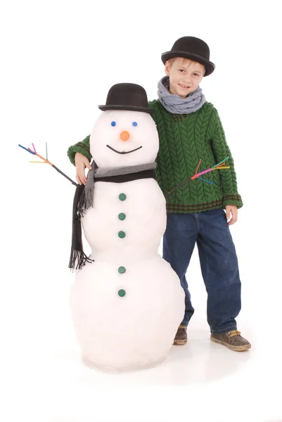 Roztomilý chlapec s sněhulák s čepicí a šálou — Stock fotografie