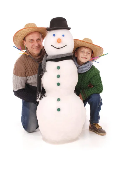 아버지와 아들 스카프와 모자 눈사람 — 스톡 사진