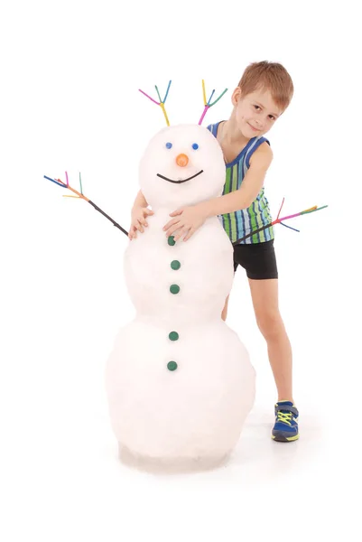 Carino ragazzo con pupazzo di neve — Foto Stock