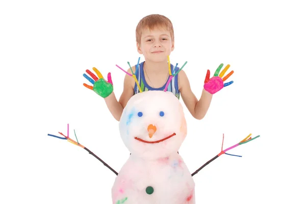Beau garçon avec les mains en peinture près de bonhomme de neige de couleur avec des cornes et des mains colorées — Photo