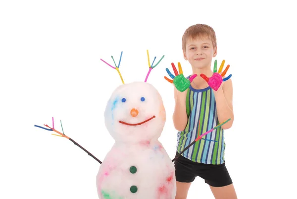 Krásný kluk s rukama v programu Malování poblíž barevný sněhulák s barevnými rohy a rukama — Stock fotografie