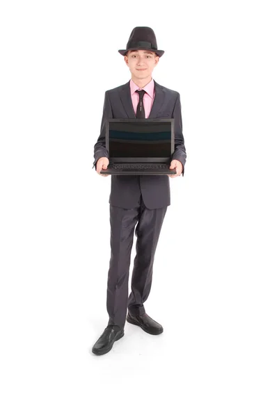 Ο άνθρωπος σε ένα μαύρο κοστούμι με ένα laptop — Φωτογραφία Αρχείου