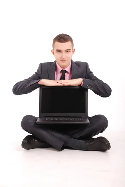 Homme en costume noir avec un ordinateur portable — Photo