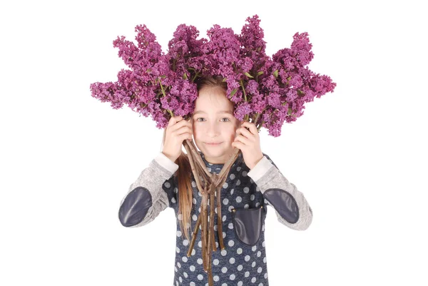 Hermosa joven con flores en flor en la cabeza . — Foto de Stock