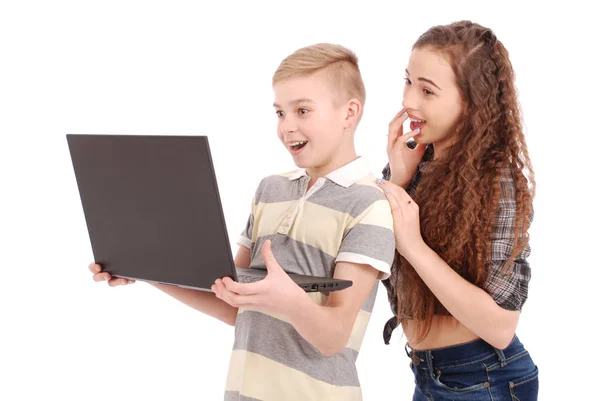 Chłopak i dziewczyna za pomocą laptopa na białym tle — Zdjęcie stockowe