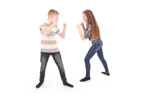 Boxe de menino e menina. Duas crianças zangadas . — Fotografia de Stock