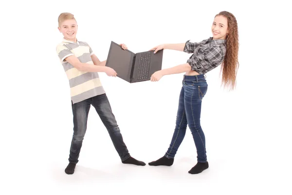 소년과 소녀는 노트북을 놓고 싸우는 — 스톡 사진