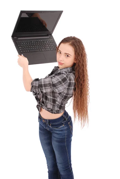 Jong meisje permanent en het gebruik van een laptop — Stockfoto