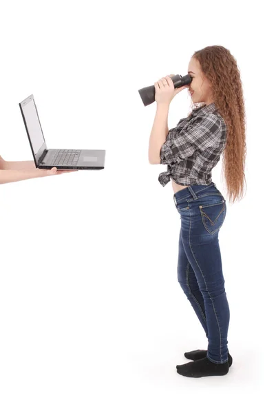 Lycklig tonåring skolflicka med kikare tittar på laptop skärmen — Stockfoto