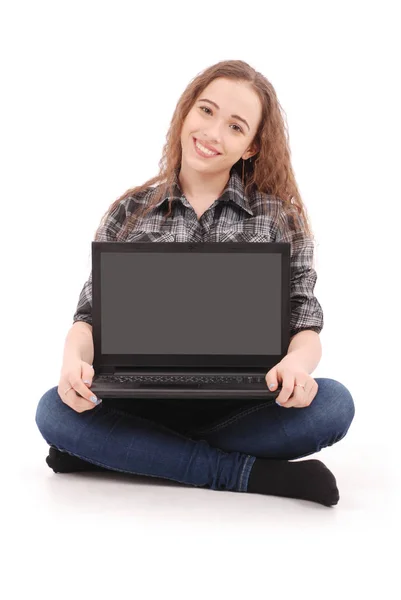 Fiatal lány ült, és használ egy laptop — Stock Fotó