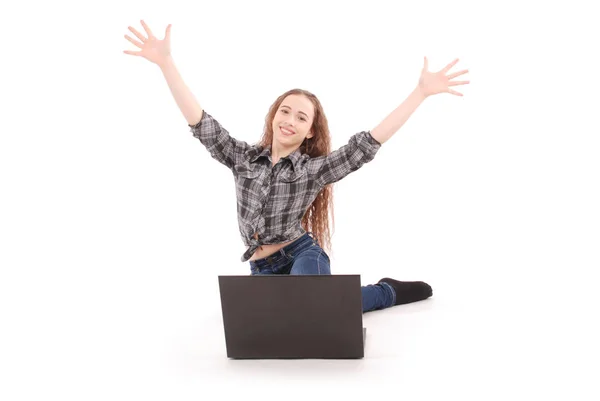 Chica joven sentada y usando un ordenador portátil — Foto de Stock