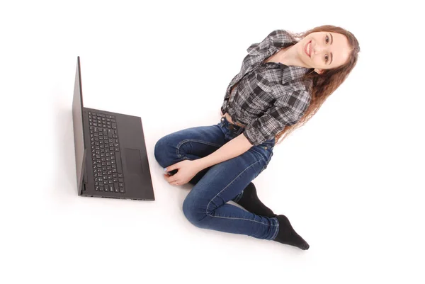 Giovane ragazza seduta e utilizzando un computer portatile — Foto Stock