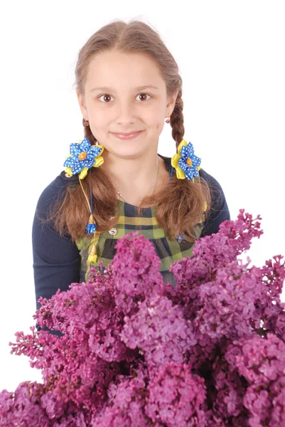 Menina adolescente de pé com lilás nas mãos — Fotografia de Stock