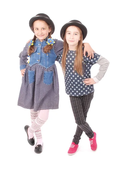 Portre iki küçük kız gülümseyerek